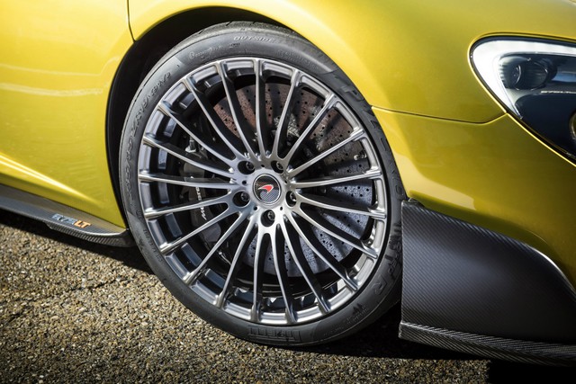 
Ngoài ra, McLaren 675LT Spider còn được trang bị hệ thống xả 2 ống pô bằng titan, mui cứng đóng/mở tùy ý, bộ la-zăng hợp kim siêu nhẹ có đường kính 19-20 inch và lốp P Zero Trofeo R đặc biệt.
