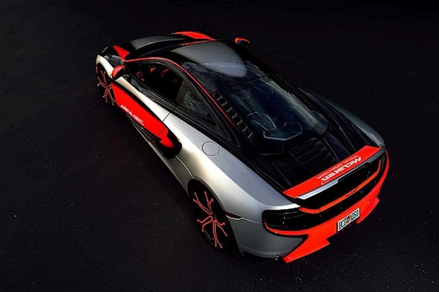 
Ngoài McLaren 12C High Sport, Mecum Auctions còn “hét giá” cho một chiếc siêu xe Porsche Carrera GT màu đen đã chạy 1.500 km với con số từ 900.000 – 1.100.000 USD.
