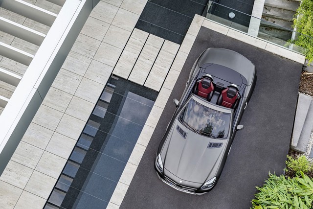 
Cuối cùng, Mercedes-Benz SLC 2017 được trang bị camera chiếu hậu và hệ thống hỗ trợ phanh linh hoạt tiêu chuẩn mới. Hệ thống sẽ cảnh báo người lái nếu phát hiện ra nguy cơ va chạm. Nếu người lái không kịp phản ứng, hệ thống sẽ tự động phanh xe lại để tránh va chạm hoặc giảm mức độ thương vong.
