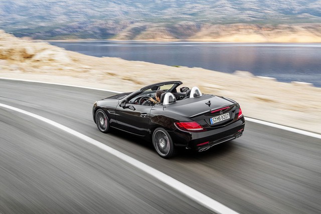 
Tại thị trường Mỹ, Mercedes-Benz SLC 2017 có 2 phiên bản động cơ khác nhau. Đầu tiên là động cơ xăng 4 xi-lanh, tăng áp, dung tích 2.0 lít dành cho Mercedes-Benz SLC300 2017. Động cơ này tạo ra công suất tối đa 241 mã lực và mô-men xoắn cực đại 369 Nm. Sức mạnh được truyền tới bánh thông qua hộp số tự động 9 cấp. Nhờ đó, Mercedes-Benz SLC300 2017 có thể tăng tốc từ 0-96 km/h trong 5,7 giây trước khi đạt vận tốc tối đa 209 km/h.
