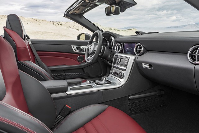
Các nhà thiết kế của hãng Mercedes-Benz còn đưa chất liệu da và da Nappa cùng hệ thống thông tin giải trí Comand với màn hình 7 inch độ phân giải cao hơn vào trong SLC 2017.
