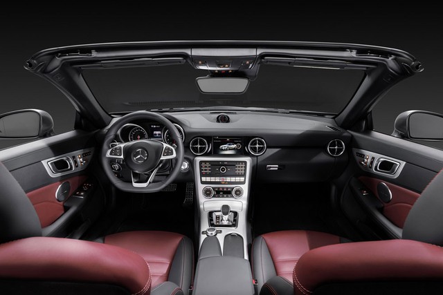
Thiết kế nội thất của Mercedes-Benz SLC 2017 gần như được bê nguyên từ phiên bản cũ sang. Tất nhiên, vẫn có những điểm mới như vô lăng thể thao, cụm đồng hồ cải tiến và bộ phụ kiện bằng nhôm với bề ngoài giả sợi carbon.
