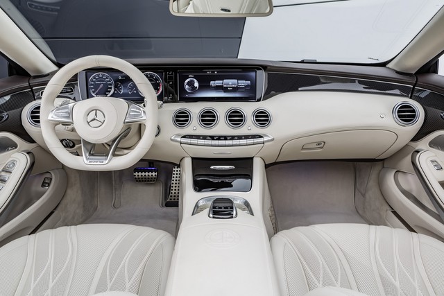 
Những trang thiết bị nổi bật khác của Mercedes-AMG S65 Cabriolet 2017 bao gồm tay vịn sưởi ấm, hệ thống điều hòa không khí thông minh và mui nỉ cách âm 3 lớp với 4 màu sắc khác nhau.
