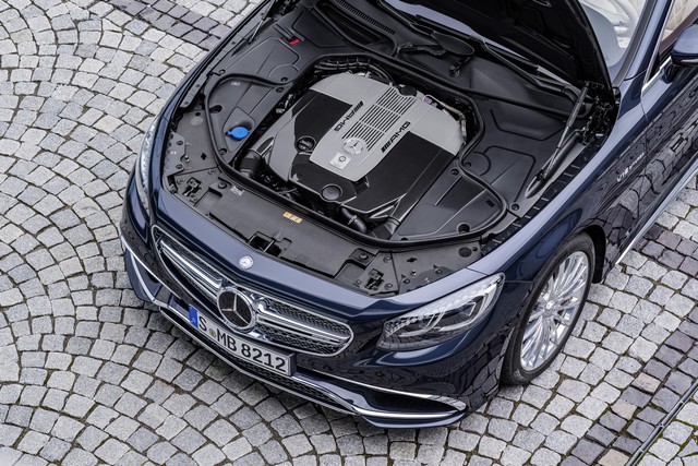 
Động cơ V12 Bi-Turbo cũng chính là điểm nhấn của mẫu xe mui trần Mercedes-AMG S65 Cabriolet 2017. Động cơ tạo ra công suất tối đa 621 mã lực và mô-men xoắn cực đại 1.000 Nm.

