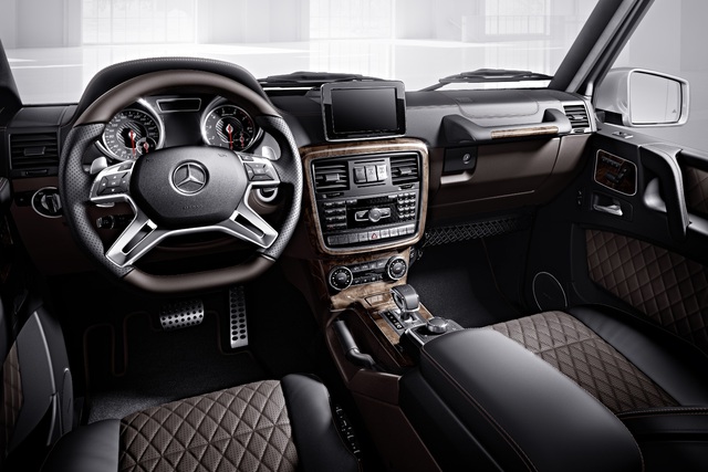 
Bên trong Mercedes-Benz G-Class có một số phụ kiện tùy chọn Designo như da màu nâu, xanh dương và nâu. 
