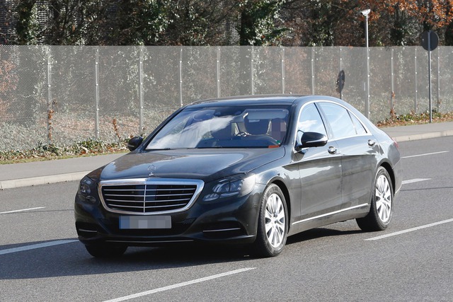 Mẫu sedan hạng sang cỡ lớn Mercedes-Benz S-Class thế hệ hiện tại đã lần đầu tiên được giới thiệu vào giữa năm 2013. Tính đến nay, Mercedes-Benz S-Class thế hệ hiện tại đã có mặt trên thị trường khoảng 2 năm.
