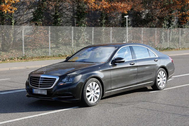 Do đó, chẳng có gì lạ khi hãng Mercedes-Benz bắt đầu phát triển phiên bản nâng cấp của dòng S-Class. Những hình ảnh đầu tiên trên đường thử của Mercedes-Benz S-Class 2017 đã chứng minh điều này.