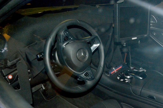 
Các nút bấm giữa hai màn hình như ở Mercedes-Benz S-Class hiện tại đã biến mất. Nhờ đó, Mercedes-Benz S-Class 2017 sở hữu cụm đồng hồ với thiết kế không khung. Dự đoán, Mercedes-Benz S-Class 2017 còn được nâng cấp phần mềm của hệ thống thông tin giải trí và bổ sung các phụ kiện ốp gỗ sang trọng.
