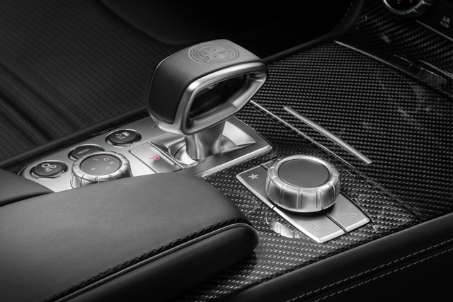 
Núm xoay cho phép người lái Mercedes-Benz SL 2017 có thể chuyển giữa 5 chế độ là Individual, Comfort, Sport, Sport+ và Race. Nằm gần núm xoay là các nút bấm của hệ thống cân bằng điện tử ESP và cài đặt hệ thống treo.
