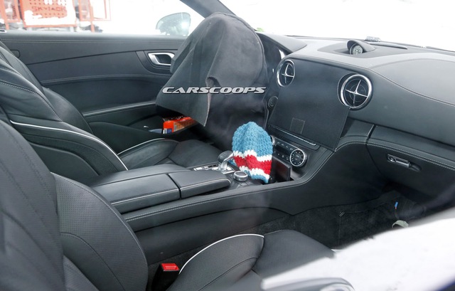 Nội thất của Mercedes-Benz SL Roadster 2017 trên đường thử.