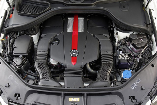 
Tương tự những mẫu xe AMG Sport khác, Mercedes-Benz GLE 450 AMG 4Matic 2016 cũng sử dụng máy xăng V6, tăng áp, dung tích 3.0 lít, sản sinh công suất tối đa 367 mã lực và mô-men xoắn cực đại 570 Nm tại dải vòng tua 2.000 – 4.200 vòng/phút. Sức mạnh được truyền tới bánh thông qua hộp số tự động 9 cấp 9G-Tronic.
