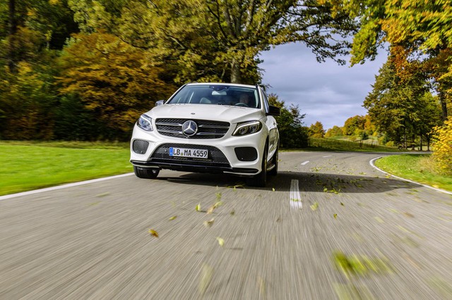 
Mercedes-Benz GLE 450 AMG 4Matic 2016 có thể tăng tốc từ 0-100 km/h trong thời gian 5,7 giây và đạt vận tốc tối đa 250 km/h. Lượng nhiên liệu tiêu thụ trung bình của Mercedes-Benz GLE 450 AMG 4Matic 2016 là 8,6 lít/100 km.
