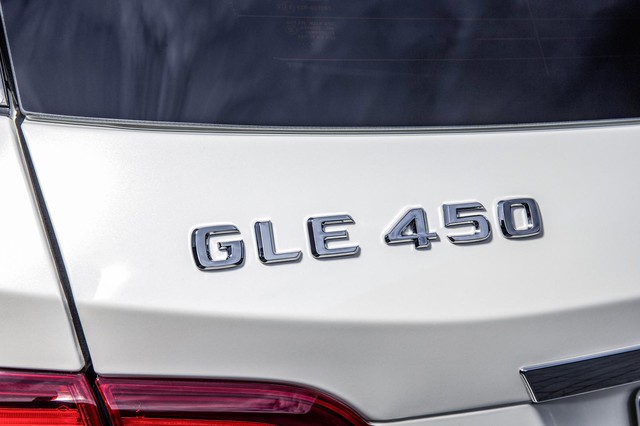 
Những đặc điểm đáng chú ý khác của Mercedes-Benz GLE 450 AMG 4Matic 2016 là hệ thống treo thể thao và hệ thống Sport Direct-Steer hỗ trợ năng lượng tốc độ độc lập cũng như tỷ số truyền lái biến thiên.

