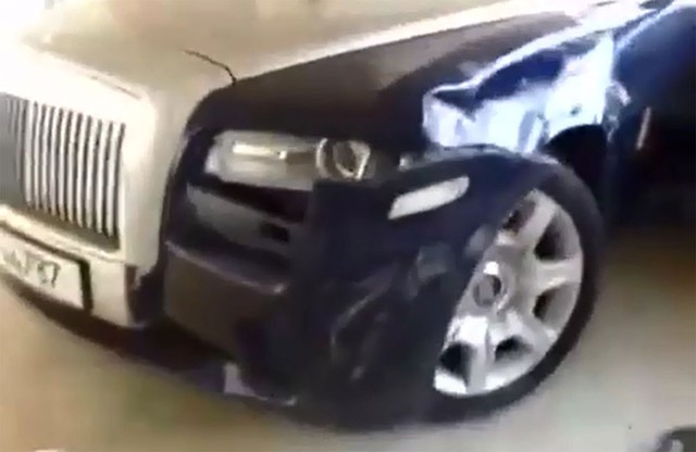 
Chiếc Rolls-Royce Ghost bị lõm hốc bánh trước và bung cản va.

