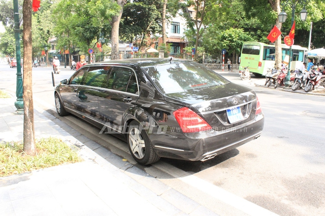
Riêng lượng thép bao bọc Mercedes-Benz S600 Pullman Guard 2011 đã nặng bằng một chiếc ô tô thông thường.
