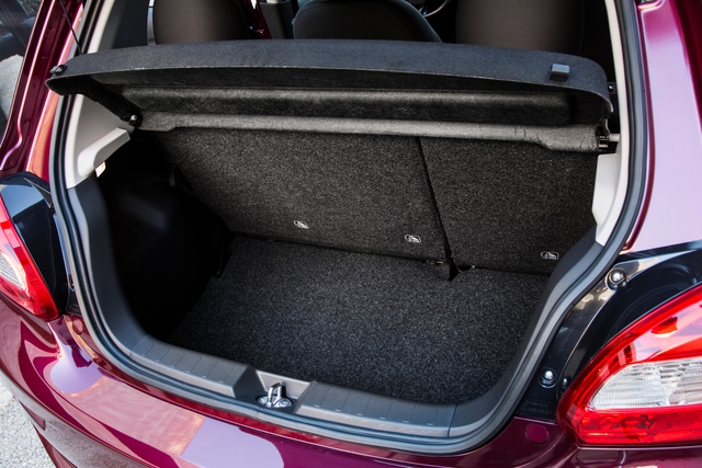 
Về mặt an toàn, Mitsubishi Mirage 2017 có 7 túi khí, hệ thống chống bó cứng phanh ABS, giám sát áp suất lốp và cân bằng điện tử.
