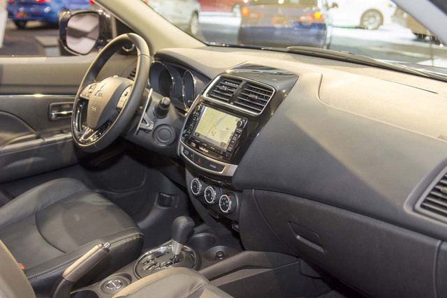 Quan trọng hơn, hãng Mitsubishi đã nâng cấp hệ thống âm thanh Display Audio System với màn hình 6,1 inch và lắp đặt gương chiếu hậu tự động chống lóa với tính năng Homelink cho Outlander Sport 2016.