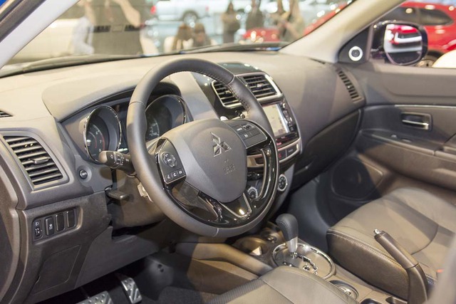 Bên trong Mitsubishi Outlander Sport 2016 xuất hiện vô lăng và thiết kế cụm điều khiển hệ thống điều hòa mới cùng chất liệu nỉ bọc ghế khác biệt.