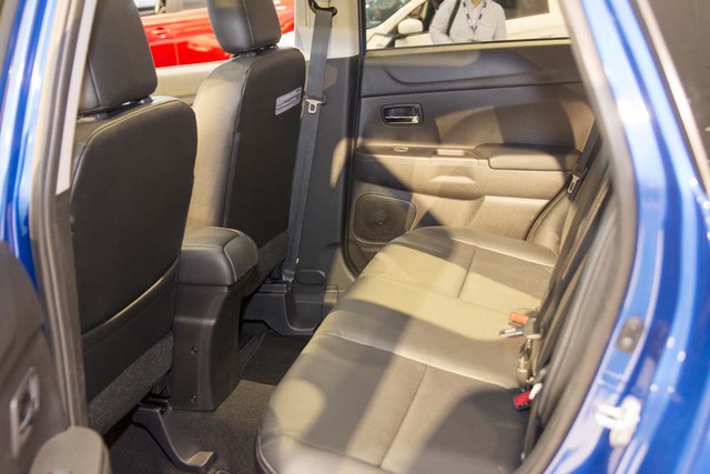 Bước sang phiên bản 2016, Mitsubishi Outlander Sport sẽ đi kèm hàng loạt trang thiết bị tiêu chuẩn như cửa sổ chỉnh điện lên/xuống một chạm bên người lái, kính sau màu tối tạo sự riêng tư, cửa mở không cần chìa khóa, cụm điều khiển trung tâm mềm mại khi sờ tay vào cùng ghế sau có thể ngửa ra hoặc gập theo tỷ lệ 60/40, đi kèm giá đỡ cốc và vịn tay.