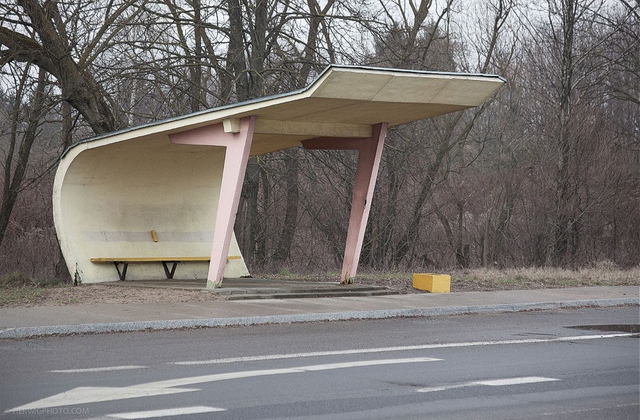 
Một nhà chờ xe buýt trông khá bình thường ở Kaunas, Lithuania. “Tôi đã xuống xe đạp để chụp những gì mà bình thường tôi không chụp như quần áo, đường dây điện, hộp thư và nhà chờ xe buýt”, ông Herwig nói. “Sau đó, khi đến các nước thuộc Liên Xô cũ, tôi nhìn thấy những nhà chờ xe buýt thực sự đáng để chụp”.
