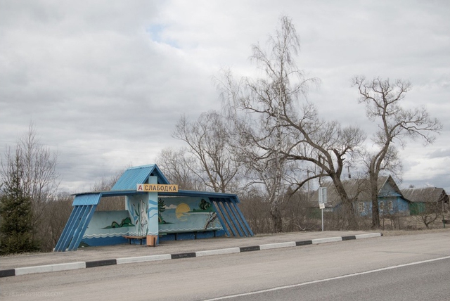 
Trong ảnh là một nhà chờ xe buýt theo chủ đề sông nước ở Slobodka, Belarus. Được biết, Herwig bắt đầu chụp ảnh nhà chờ xe buýt bằng máy ảnh phim SLR. Khi đến Kazakhstan, ông mang theo máy ảnh kỹ thuật số 6 megapixel. Sau đó, ông chuyển sang dùng Canon 5D. 
