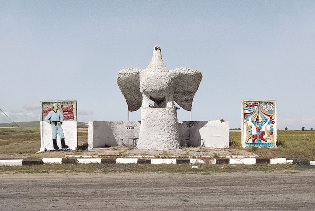 
Nhà chờ xe buýt có tượng chú chim rất lớn ở Karakol, Kazakhstan. “Ở Kazakhstan, có nhà chờ xe buýt không nằm gần bất kỳ thứ gì. Thứ gần nhất là một nhà chờ xe buýt khác”, nhiếp ảnh gia người Canada cho biết. “Cả hai nhà chờ xe buýt đều mới được sơn lại, chứng tỏ vẫn có người quan tâm đến chúng”.
