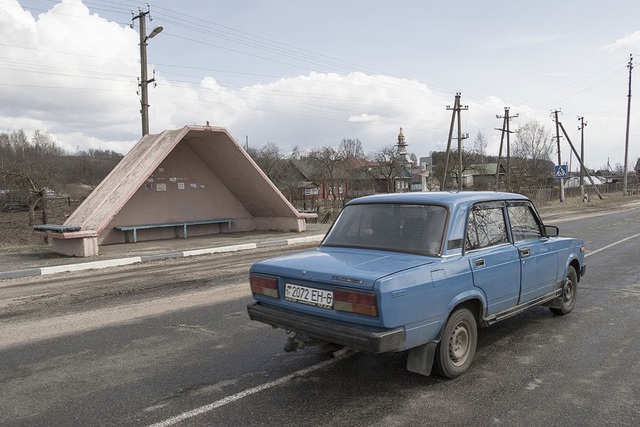 
Đây là một nhà chờ xe buýt khá đơn giản ở Shklov, Ukraine. “Tôi đến các đất nước vùng Trung Á như Armenia, Moldova và Ukraine, chỉ để tìm kiếm những nhà chờ xe buýt như thế này. Tôi thường bắt xe tới một vùng mà tôi tin rằng sẽ có nhà chờ xe buýt đẹp”, ông Herwig chia sẻ. “Sau đó, tôi sẽ thuê taxi trong 1 hoặc vài ngày. Người lái taxi thường có phản ứng giống nhau khi biết mục đích của tôi. Họ sẽ hỏi tôi làm thế để làm gì”.
