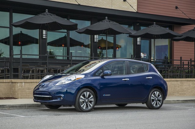 
Điểm nổi bật nhất ở Nissan Leaf 2016 chính là pin lithium-ion lớn hơn với dung lượng 30 kWh được trang bị tiêu chuẩn từ bản tầm trung SV đến cao cấp SL. Cụm pin 30 kWh giúp Nissan Leaf 2016 có thể hoàn thành quãng đường 172 km, dài nhất trong phân khúc.
