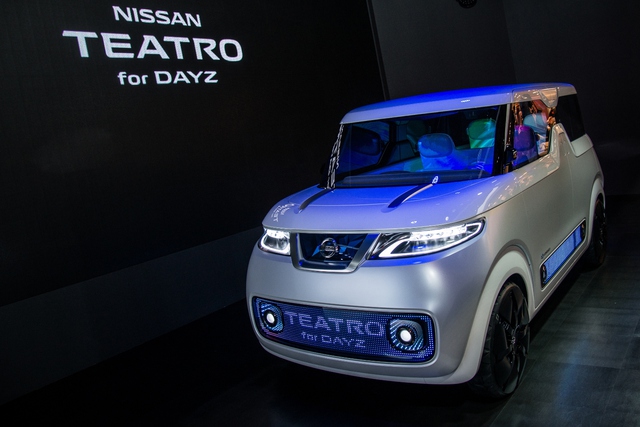 
Nissan Teatro For Dayz được sơn hai màu bạc và trắng với lưới tản nhiệt hình chữ V cách điệu và đèn pha LED.
