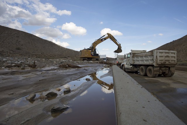 
Kerjon Lee, phát ngôn viên của lực lượng giao thông công chính Los Angeles, khẳng định phải mất khoảng 20.000 chuyến xe tải và hàng tháng trời mới có thể dọn sạch hết số bùn đất trên đường cao tốc 58.
