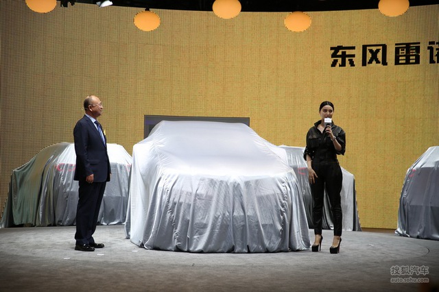 
Phạm Băng Băng xuất hiện tại gian hàng của Renault trong triển lãm Quảng Châu 2015.
