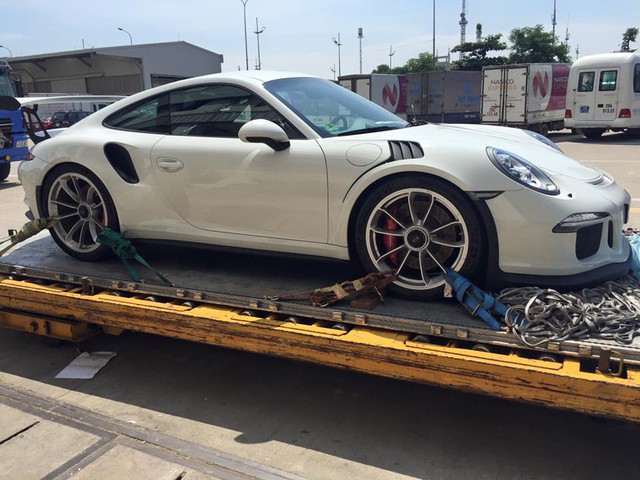 
Porsche 911 GT3 RS tại sân bay Nội Bài. Ảnh: Tan Phan/Otofun
