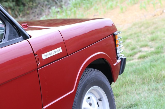 
Đây là giá cao nhất từng thấy dành cho một chiếc Range Rover cổ điển. Tuy nhiên, với cấu trúc khung sườn độc đáo, động cơ V8, hộp số sàn 4 cấp và nước sơn đỏ gần như còn mới nguyên, Range Rover mui trần hoàn toàn xứng đáng với giá bán này.
