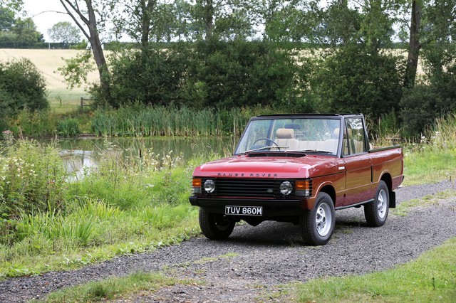 
Đây là chiếc xe cực hiếm với vô lăng nằm bên phải và được phát triển dựa trên Range Rover “Suffix B” đời 1973 đã chạy 62.500 dặm, tương đương 100.584 km.
