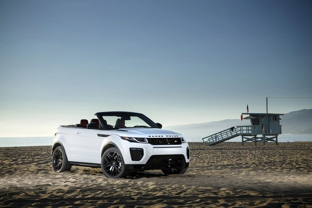 
Cách đây không lâu, hãng Land Rover đã công bố thông tin và hình ảnh cụ thể của Range Rover Evoque Convertible hoàn toàn mới dự kiến sẽ trình làng trong triển lãm Los Angeles 2015. Triển lãm chưa khai mạc nhưng hãng Land Rover đã quyết định đem Range Rover Evoque mui trần đến trưng bày trên bãi biển Santa Monica và thực hiện một bộ ảnh chi tiết.

