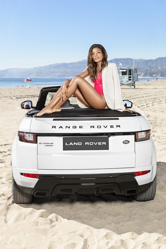 
Tại thị trường Mỹ, Range Rover Evoque Convertible sẽ có giá khởi điểm 50.475 USD, tương đương 1,127 tỷ Đồng, chưa bao gồm 995 USD chi phí vận chuyển và giao xe. Theo kế hoạch, Range Rover Evoque Convertible sẽ bắt đầu được bày bán trên thị trường vào giữa năm 2016 tại hơn 170 quốc gia trên toàn thế giới. Tuy nhiên, số lượng xe Range Rover Evoque Convertible được xuất xưởng sẽ bị giới hạn.
