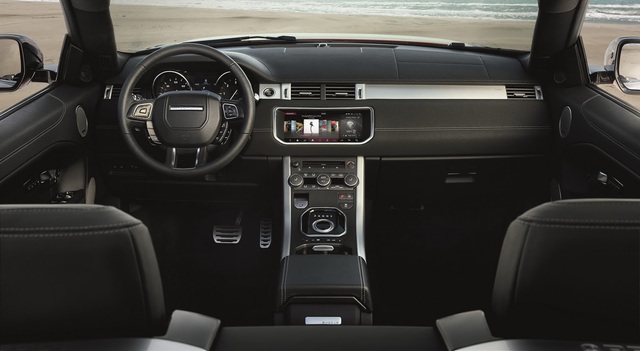 
Bên trong Range Rover Evoque Convertible là không gian nội thất gần như được bê nguyên từ phiên bản thông thường sang. Cụ thể, xe có hệ thống thông tin giải trí InControl Touch Pro với màn hình cảm ứng 8 inch tiêu chuẩn và 10,2 inch tùy chọn.

