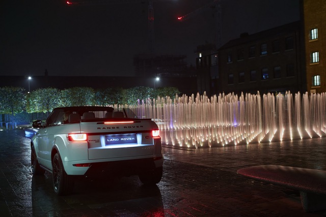 
Dù khách hàng chọn đèn pha nào thì Range Rover Evoque Convertible cũng đi kèm dải đèn LED chiếu sáng ban ngày và đèn hậu LED tiêu chuẩn.
