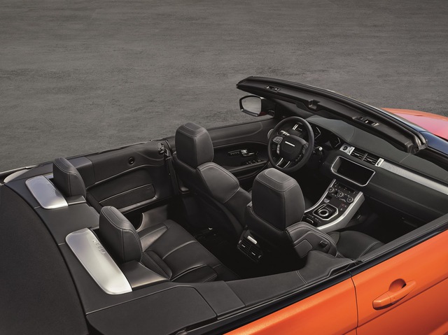 
Hãng Land Rover khẳng định, các lớp cách âm khác nhau sẽ giúp Range Rover Evoque Convertible có không gian nội thất yên tĩnh như phiên bản thông thường.
