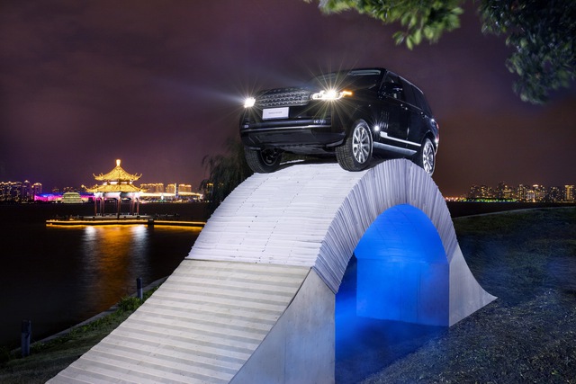 
Range Rover leo lên giữa cây cầu bằng giấy.
