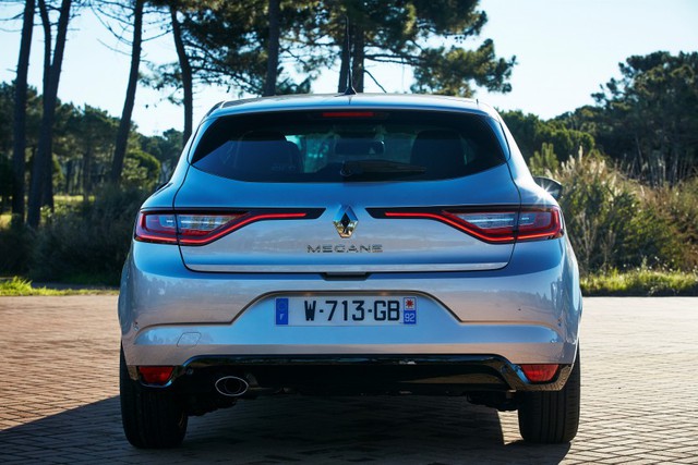 Tại thị trường châu Âu, Renault Megane 2016 được trang bị động cơ xăng Energy TCe 100 với 4 xi-lanh, tăng áp, dung tích 1,2 lít có công suất tối đa 100 mã lực và mô-men xoắn cực đại 175 Nm. Hai con số tương ứng của dộng cơ xăng Energy TCe 130 với 4 xi-lanh, dung tích 1,2 lít là 130 mã lực và 205 Nm. Cả hai động cơ kết hợp với hộp số sàn 6 cấp. Đến giữa năm 2016, động cơ Energy TCe 130 sẽ có thêm hộp số ly hợp kép EDC 7 cấp.