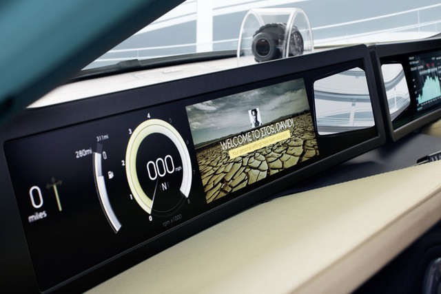 
Bên cạnh đó là 2 màn hình ultra-HD 21,5 inch sẽ cung cấp các thông tin về chế độ vận hành cũng như hành trình của xe.
