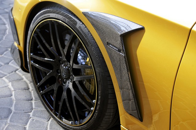 
Bên dưới xec ó bộ la-zăng Monoblock F Platinum Edition 21 inch với viền màu vàng tông xuyệt tông và lốp có kích cỡ 255/35 ZR21 trước/295/30 ZR 21 sau.
