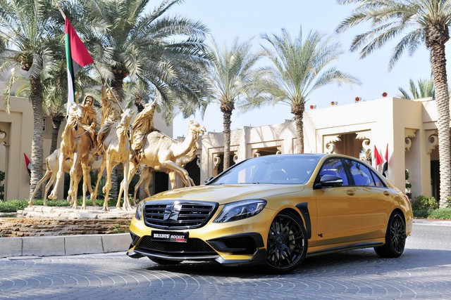 
Hãng độ Brabus nổi tiếng thế giới đã chọn thiên đường siêu xe Dubai để ra mắt mẫu xe Rocket 900 Desert Gold Edition được phát triển dựa trên Mercedes-Benz S65 AMG.
