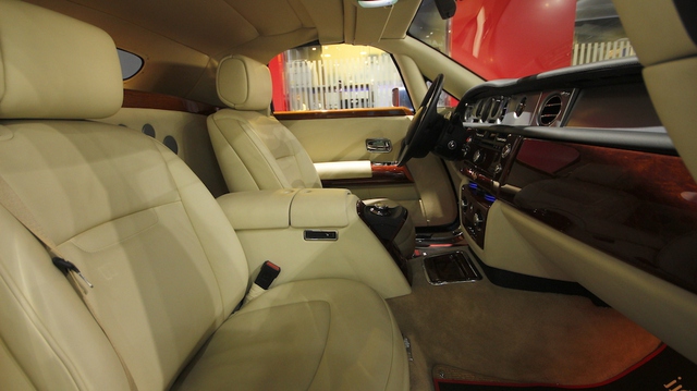 
Theo đại lý Al-Ain Class Motors, chiếc Rolls-Royce Hiperion vẫn còn mới nguyên.
