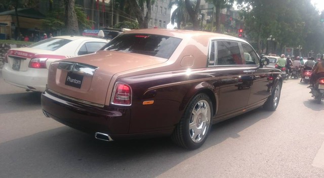 
Rolls-Royce Phantom Lửa thiêng chạy trên đường Hà Nội. Ảnh: Tuấn Thanh/Otofun
