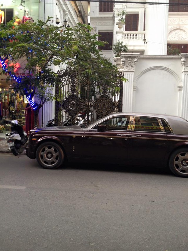 
Chiếc Rolls-Royce Phantom rồng màu lạ trên phố Hà Nội.
