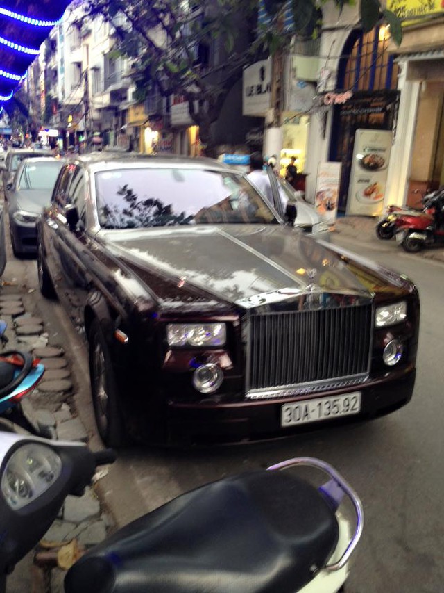 
Chiếc Rolls-Royce Phantom rồng màu lạ đeo biển số giống hệt...
