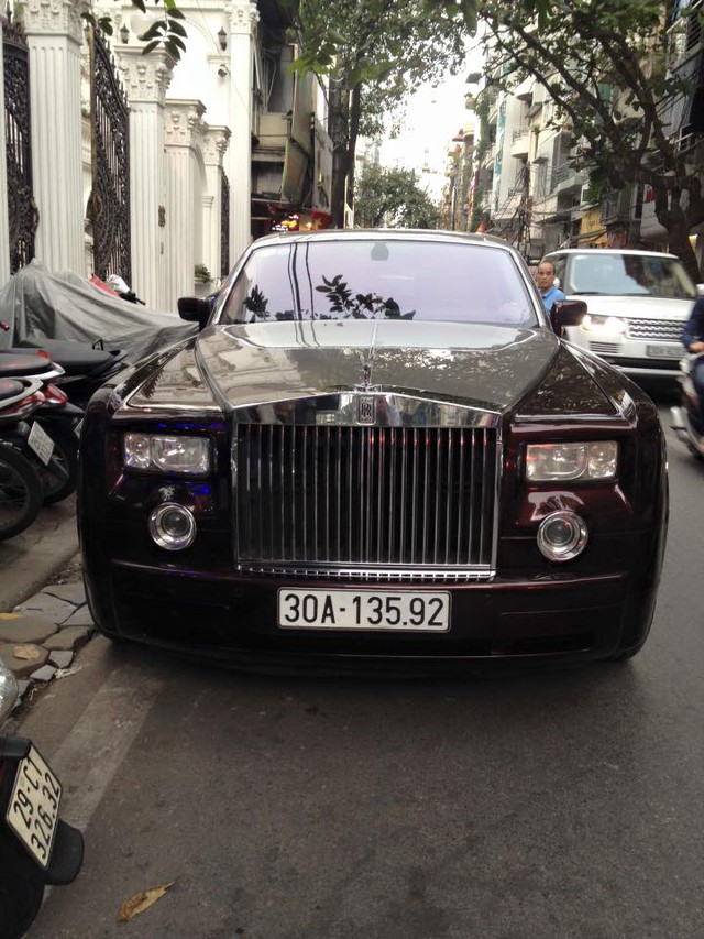 
Theo một số tin đồn, chi phí sơn lại toàn bộ chiếc Rolls-Royce Phantom rồng lên đến 400 triệu Đồng.
