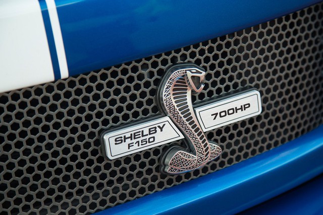 
Trên đầu xe của Shelby F-150 2016 có lưới tản nhiệt với 3 thanh ngang nổi bật, tấm ốp gầm mới, đèn sương mù và nắp capô “cơ bắp”. Thêm vào đó là những đường sơn màu trắng lấy cảm hứng từ Ford Mustang.
